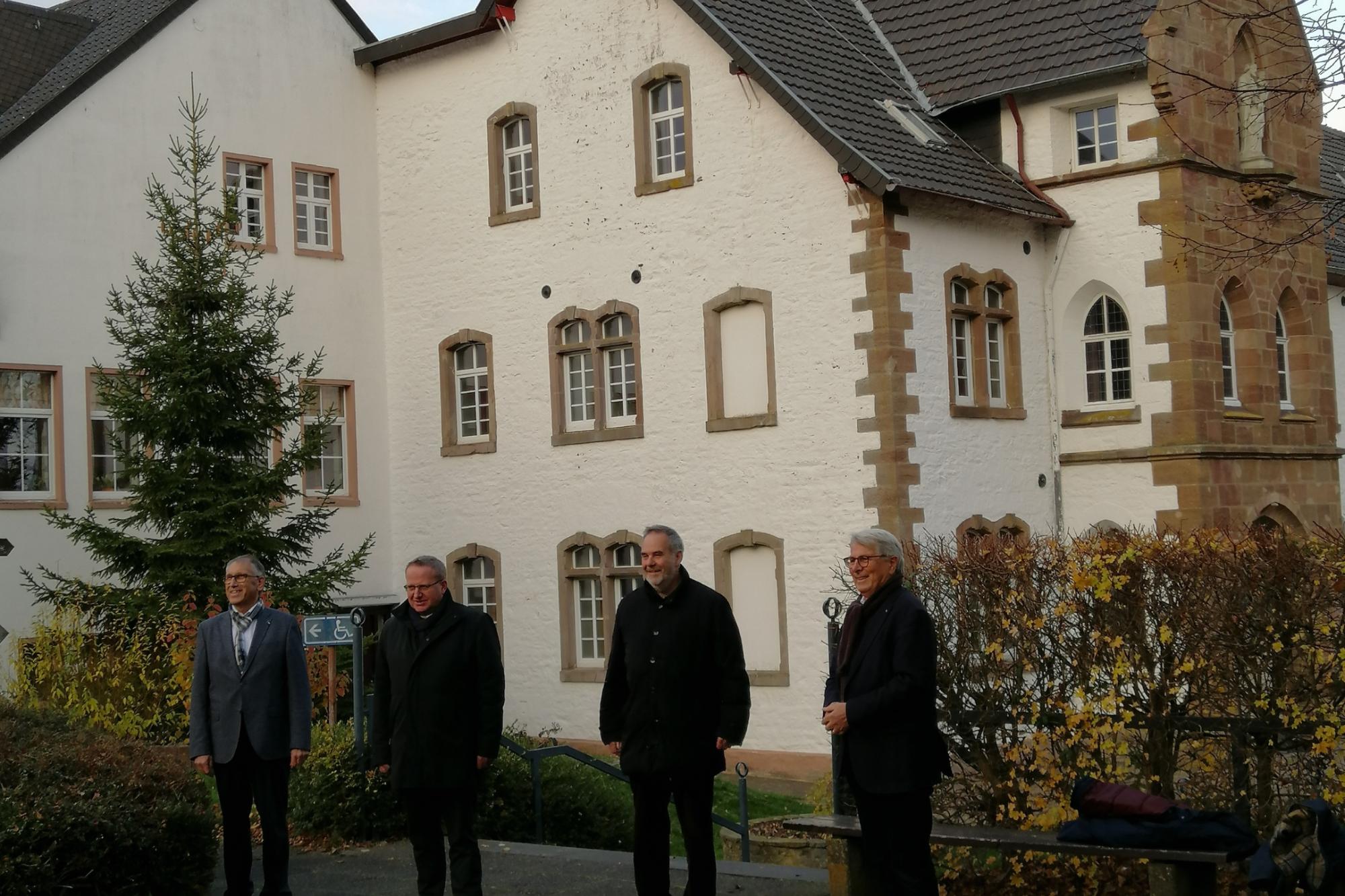 von links: Peter Cremer, Pater Lambertus Schildt, Domprobst Rolf-Peter Cremer, Wolfgang Scheidtweiler