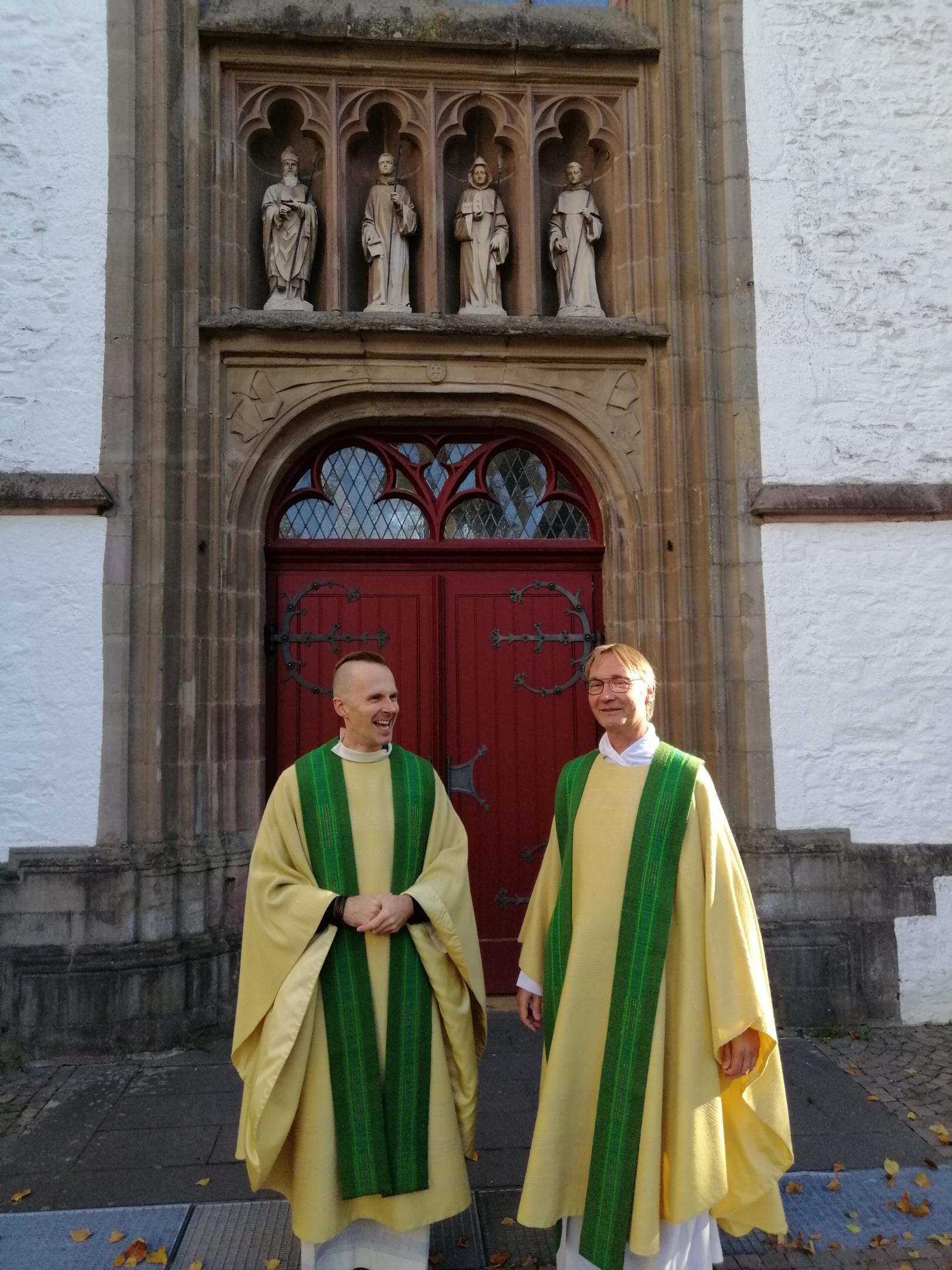 Andreas Rose (rechts) ist der neue Geistliche von Mariawald. Rektor Christian Blumenthal begrüßte ihn am Kirchenportal. (c) Mariawald GmbH & Co. KG