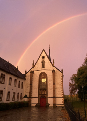 Regenbogen über Kirche (c) Andreas Rose